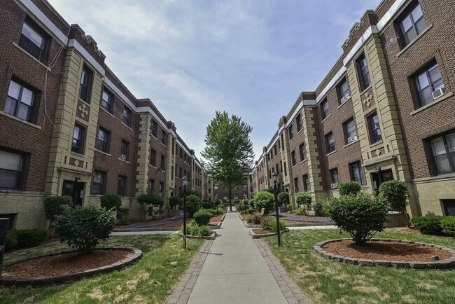 property at 820 W Waveland Ave