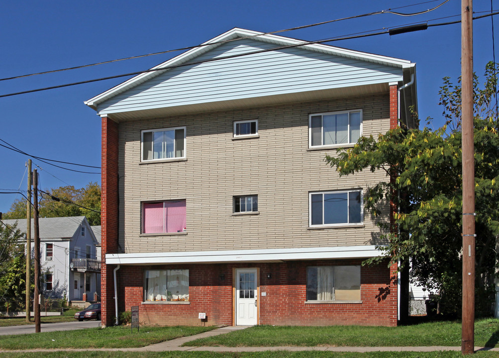 2040 Ross Ave in Cincinnati, OH - Foto de edificio