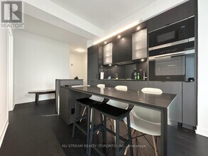 11 Yorkville Ave in Toronto, ON - Building Photo - Building Photo