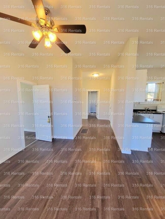 425 N Pine St in Newton, KS - Building Photo - Building Photo