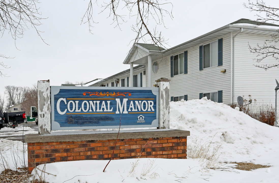 Colonial Manor in Columbus, WI - Building Photo