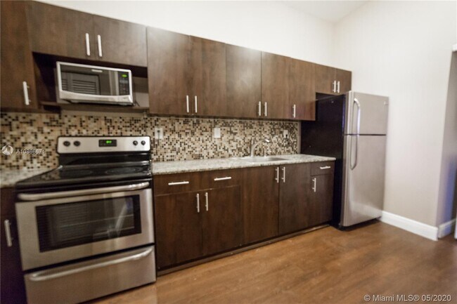 1469 SW 5th St-Unit -4 in Miami, FL - Building Photo - Building Photo