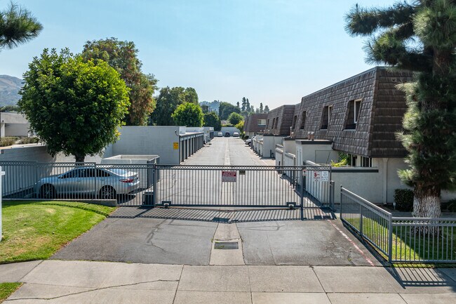 Glendora East Apartments in Glendora, CA - Foto de edificio - Building Photo