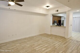 9745 Touchton Rd in Jacksonville, FL - Foto de edificio - Building Photo