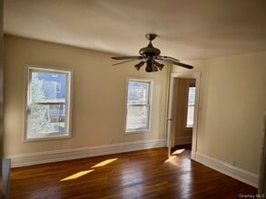 53 Bayside Ave in Oyster Bay, NY - Building Photo - Building Photo