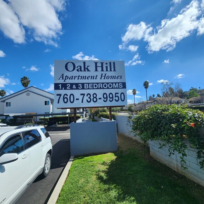 Oak Hill Apartments in Escondido, CA - Foto de edificio - Building Photo