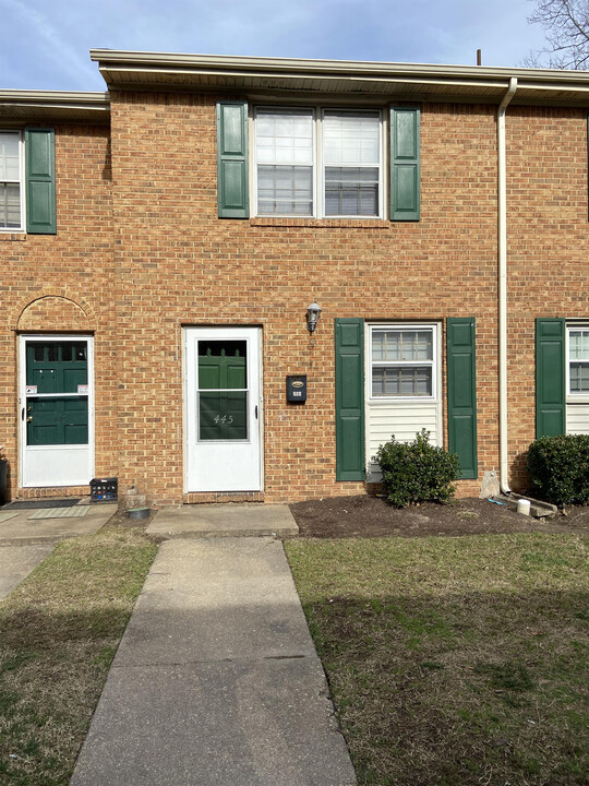 445 Barberton Dr in Virginia Beach, VA - Building Photo