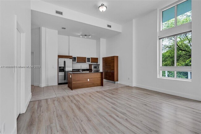1900 N Bayshore Dr, Unit 516 in Miami, FL - Building Photo - Building Photo