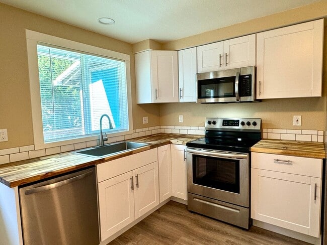 781 High School Rd NE in Bainbridge Island, WA - Building Photo - Building Photo