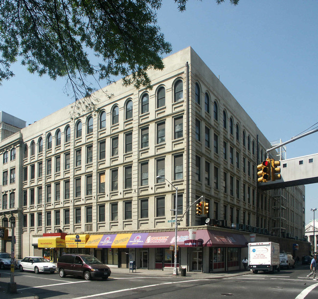 490 Fulton St in Brooklyn, NY - Foto de edificio - Building Photo