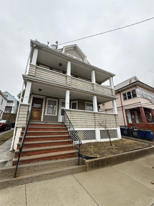31 Puritan Rd, Unit 2 in Somerville, MA - Foto de edificio - Building Photo
