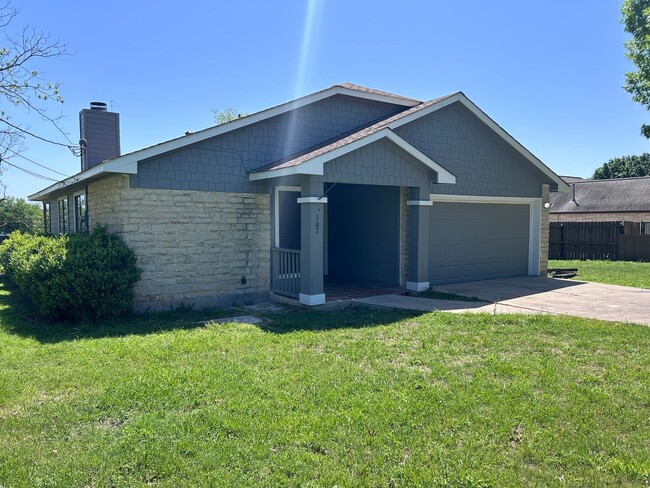 107 Old W Trail in Buda, TX - Building Photo - Building Photo