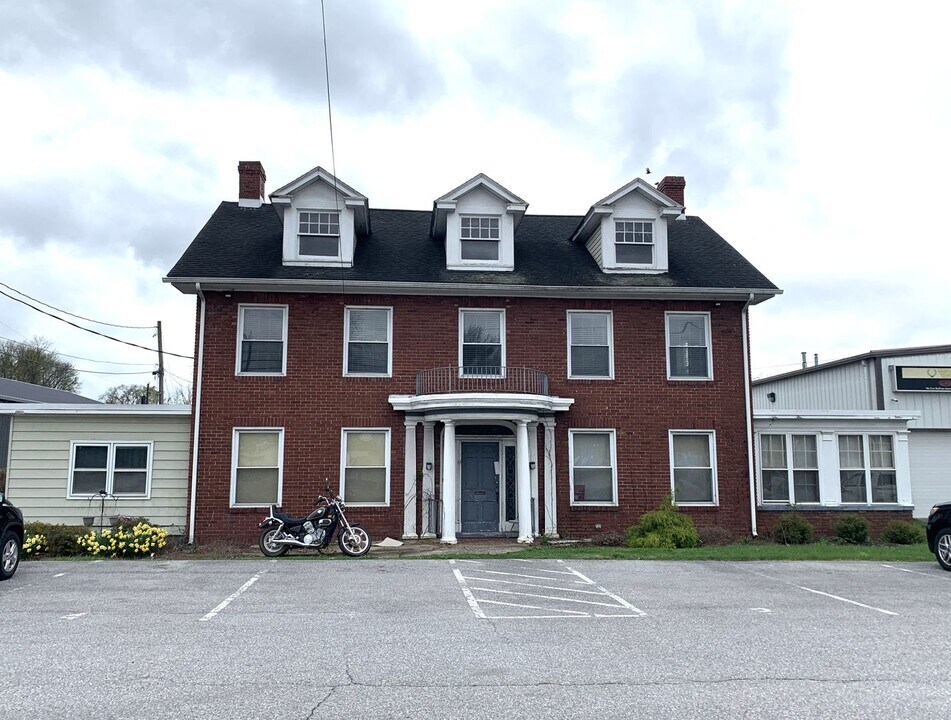 1460 Lincoln Way E in Chambersburg, PA - Building Photo