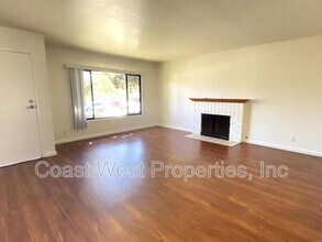 6570 Oakridge Rd in San Diego, CA - Building Photo - Building Photo