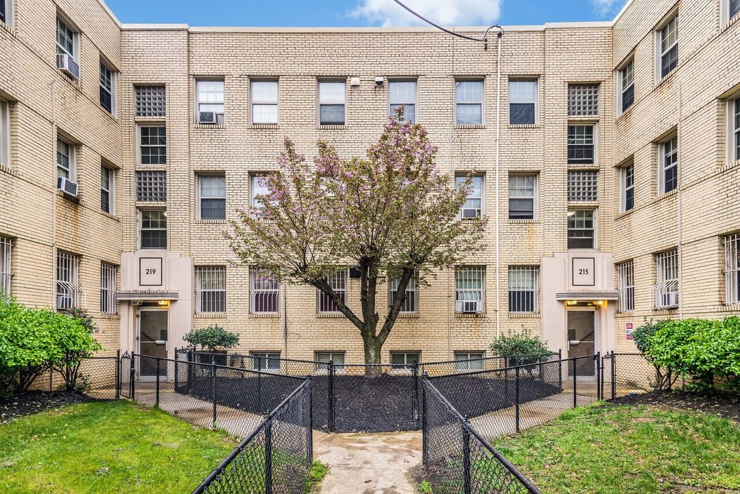 215 Oakwood St SE in Washington, DC - Building Photo