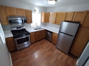 37 Gates St, Unit B in Crystal Lake, IL - Foto de edificio - Building Photo