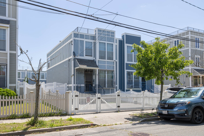 322 Beach 43rd St in Far Rockaway, NY - Building Photo - Building Photo