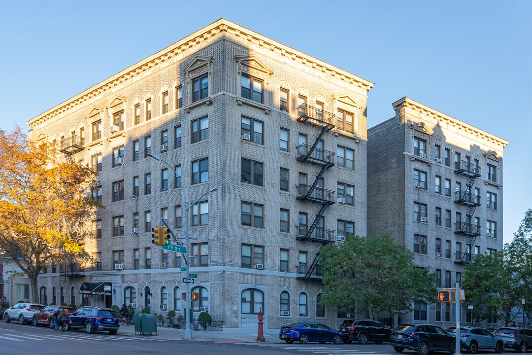 Royal Poinciana in Brooklyn, NY - Foto de edificio