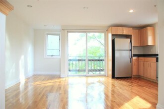1110 Massachusetts Ave, Unit 4 in Cambridge, MA - Building Photo - Building Photo