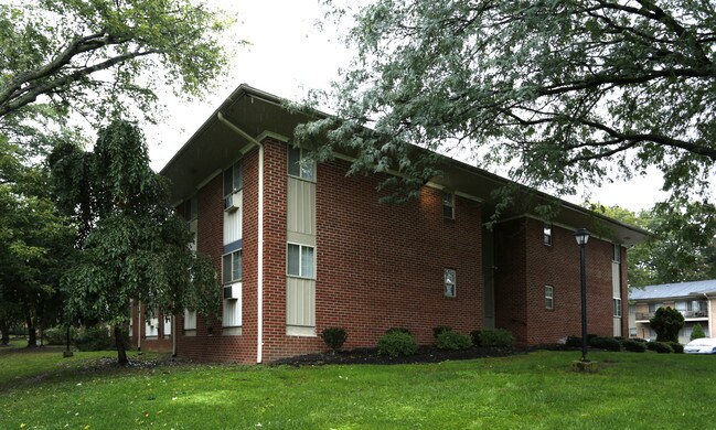 Versailles Apartments in Ewing, NJ - Foto de edificio - Building Photo