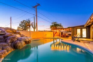 10240 N 34th Pl in Phoenix, AZ - Building Photo