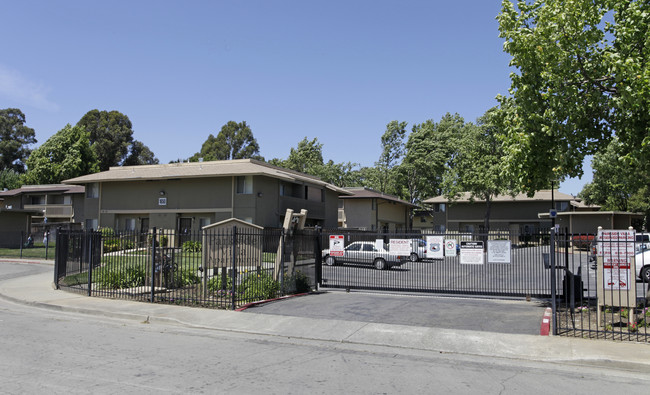 Parkside Villa Apartments in Fairfield, CA - Building Photo - Building Photo