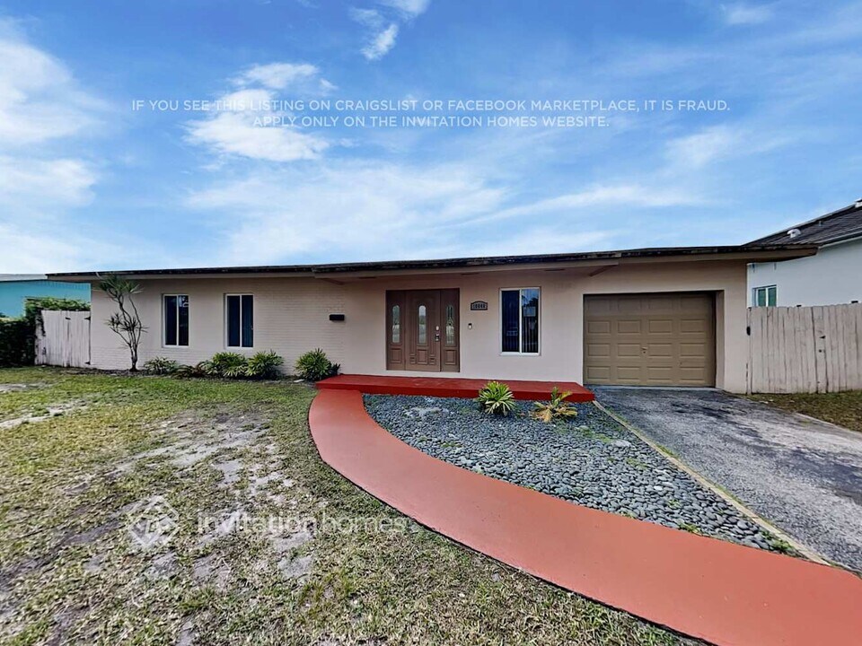 10840 SW 32nd St in Miami, FL - Building Photo