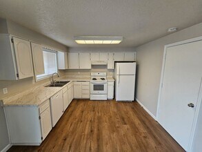 1030 45th Ave NE in Salem, OR - Building Photo - Building Photo