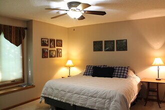 1291 Lake Susan Hills Dr in Chanhassen, MN - Foto de edificio - Building Photo