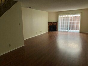 622 E Palm Ave, Unit D in Burbank, CA - Building Photo - Building Photo