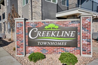 Creekline Townhomes in Denver, CO - Foto de edificio - Building Photo