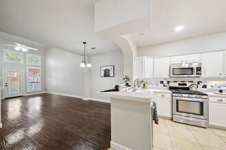 2351 Summit Way Ct in Houston, TX - Building Photo - Building Photo