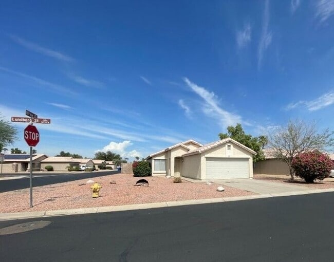 15752 W Lundberg St in Surprise, AZ - Building Photo - Building Photo