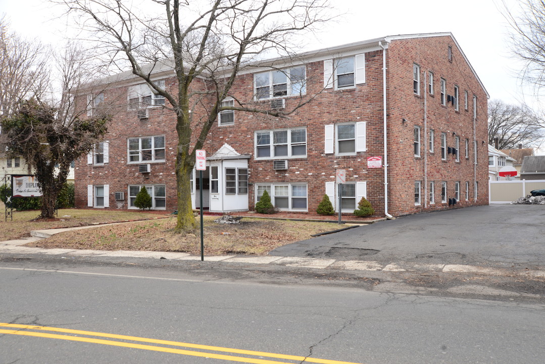 401 Amsterdam Ave in Roselle, NJ - Building Photo