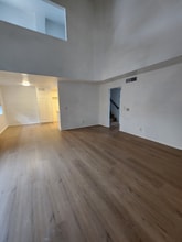 5325 Denny Ave in Los Angeles, CA - Foto de edificio - Building Photo