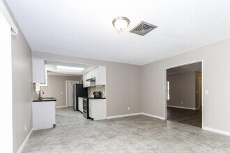 2449 SE Aneci St in Port St. Lucie, FL - Foto de edificio - Building Photo
