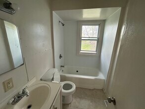 1706 Massachusetts Ave in Lansing, MI - Foto de edificio - Building Photo