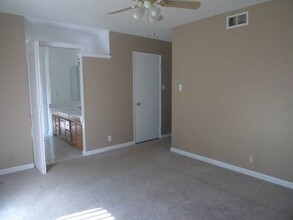 8990 Salmon Falls Dr in Sacramento, CA - Building Photo - Building Photo