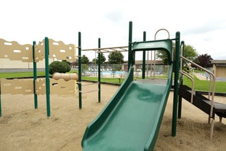 Courtyard Apartments in Clarksville, IN - Foto de edificio - Building Photo
