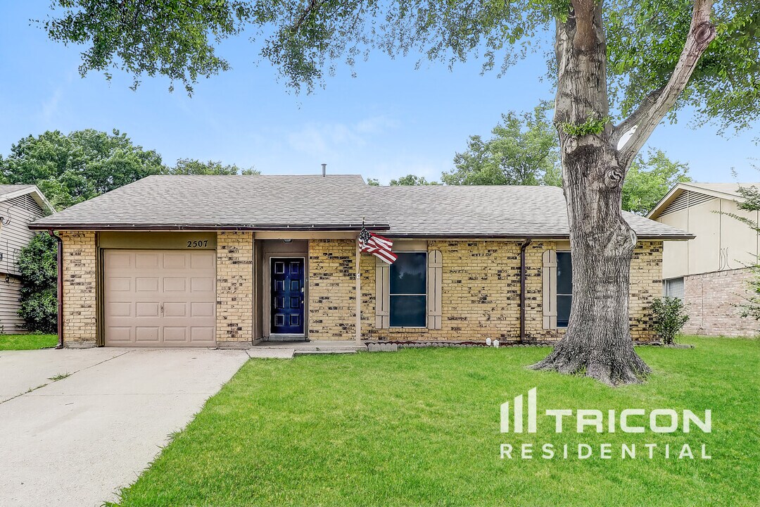 2507 Arapaho Dr in Arlington, TX - Building Photo