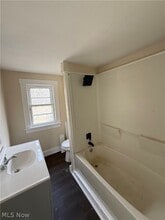 2213 17th St NE in Canton, OH - Foto de edificio - Building Photo