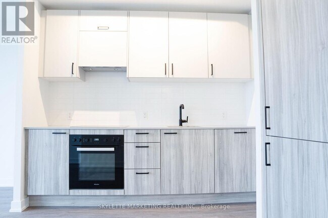 1 Quarrington Lane in North York, ON - Building Photo - Building Photo