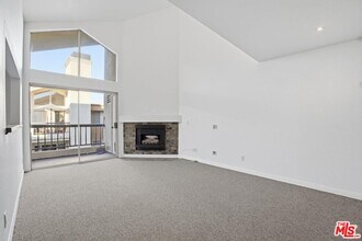 5530 Owensmouth Ave in Los Angeles, CA - Foto de edificio - Building Photo