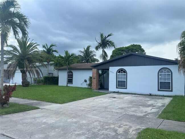 16910 SW 109th Ave in Miami, FL - Building Photo - Building Photo