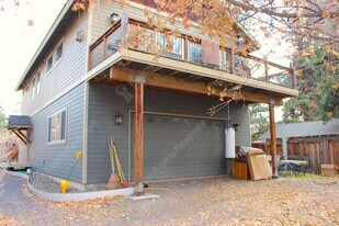 555 NE Seward Ave in Bend, OR - Building Photo