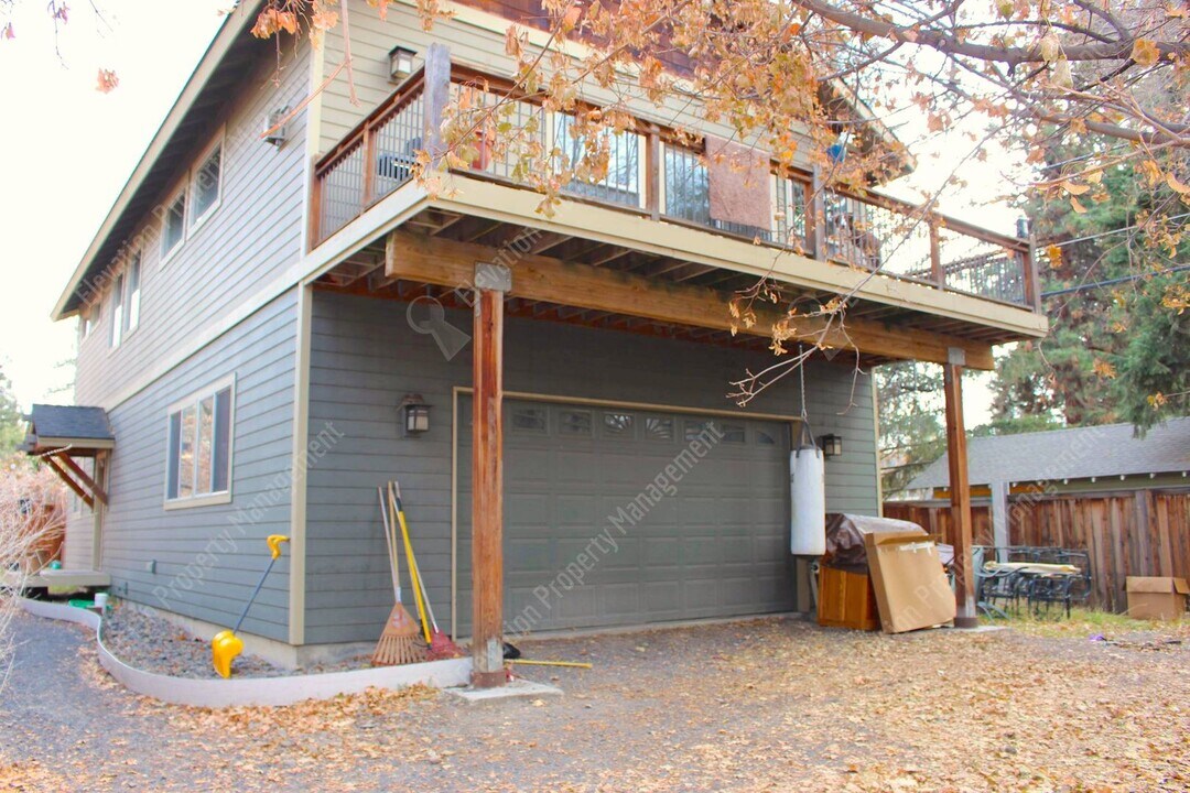 555 NE Seward Ave in Bend, OR - Building Photo