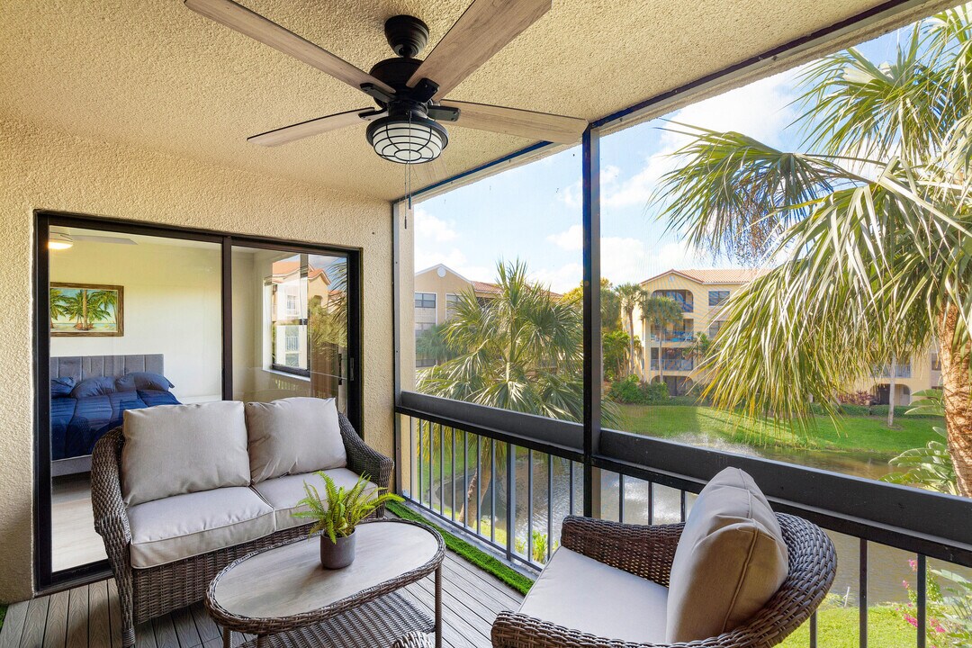 700 Uno Lago Dr in Juno Beach, FL - Building Photo