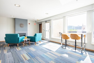 Quisling Terrace in Madison, WI - Foto de edificio - Interior Photo