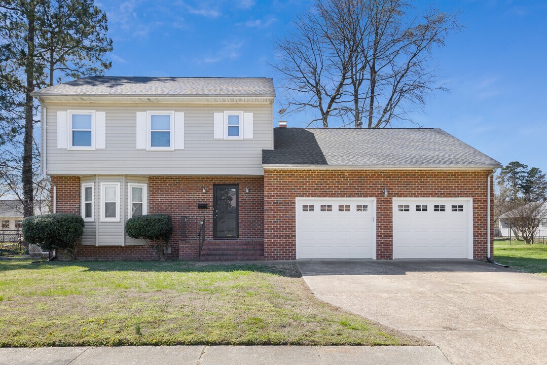 226 Woodbury Forrest Dr in Hampton, VA - Building Photo
