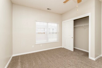 Peony Village Apartments in Omaha, NE - Foto de edificio - Interior Photo